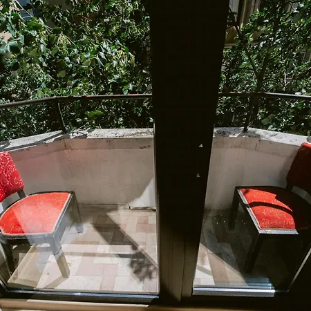 The Artist Near National Theatre Appartement