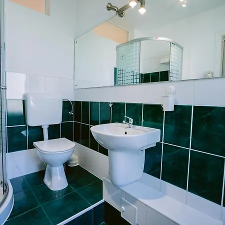 The Artist Near National Theatre Appartement