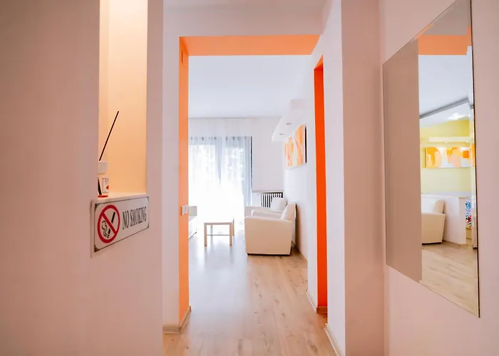 The Artist Near National Theatre Апартаменти *