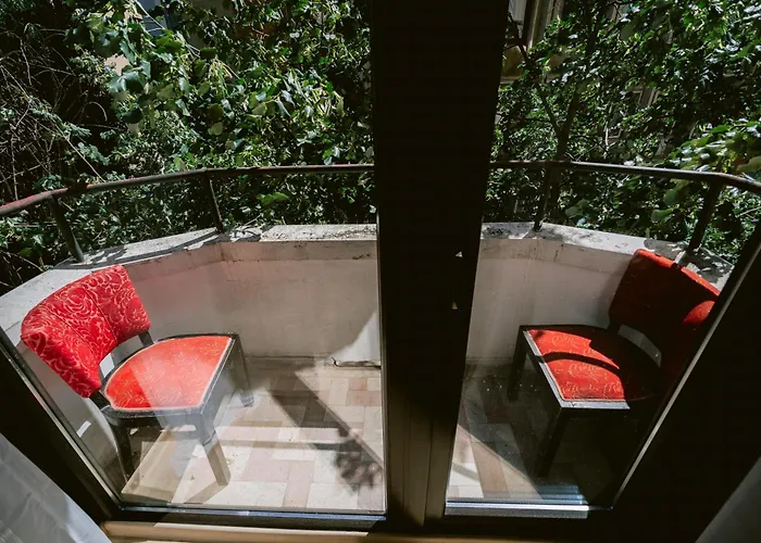 The Artist Near National Theatre Апартаменти