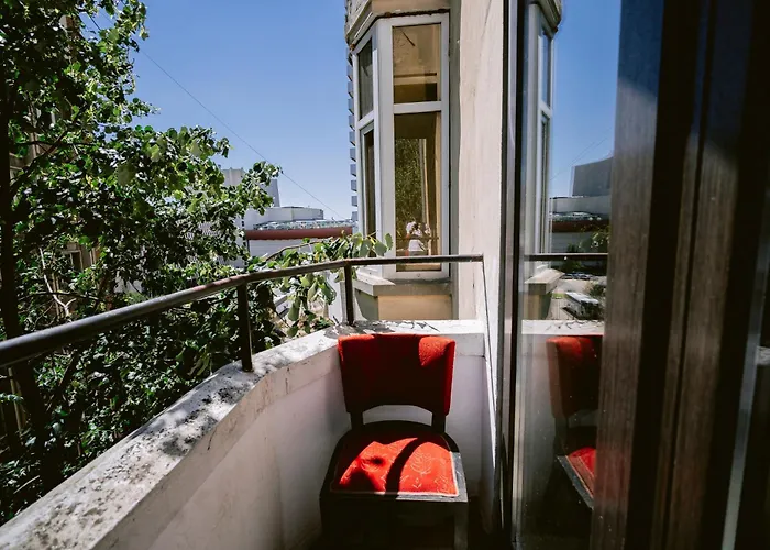 The Artist Near National Theatre * ブカレスト