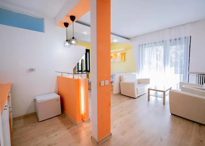 The Artist Near National Theatre アパート