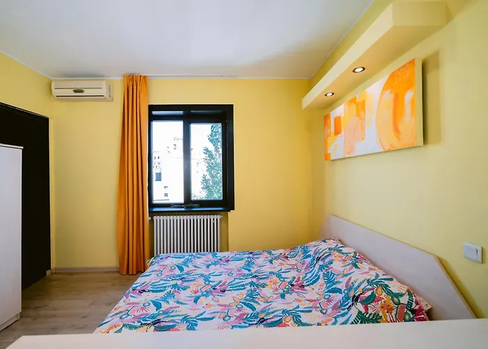 The Artist Near National Theatre アパート